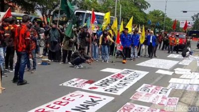 Demo Tolak Kenaikan BBM Mulai Berdatangan Ke Kantor DPR Jalanan Macet