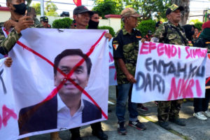 Sulut Emosi, Puluhan Massa Aliansi Cinta TNI-Polri Kecam Effendi Simbolon