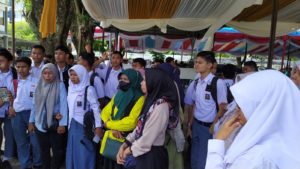 Minta Persamaan Hak Ratusan Ortu siswa SMAN 1 Datangi Kantor Gubernur     Kabarins.com, Padang
