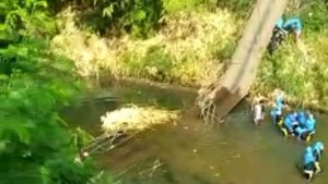 Puluhan Pelajar Terjatuh ke Sungai Setelah Jembatan Yang Dilalui Putus