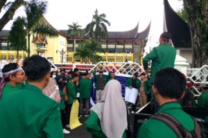 Puluhan Mahasiswa Unand Demo ‘Senior’ di Kantor Gubernur Sumbar