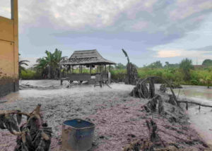 Semburan Lumpur Campur Air di Sumsel Bikin Panik Warga