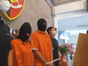 Mesum Berpakaian Adat Bali Sejoli di Tangkap Polisi