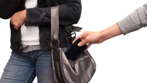 Dikeroyok Warga Usai Kepergok Curi Handphone