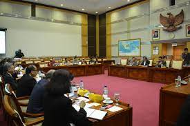 Rapat Komisi 1 Tetap Berlanjut Meski Tanpa Kehadiran Prabowo dan Dudung