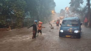 Banjir Bogor Bawa Petaka Bagi Pemotor Terperosok Masuk Gorong gorong Lalu Terseret Arus