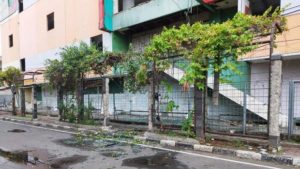 Gedung Eks Ramayana Yang Terbengkalai Kaca Sampai Jatuh Ke Pemukiman