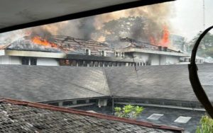 Sebanyak 16 Mobil Damkar Dikerahkan Untuk Padamkan Kebakaran Balai Kota Bandung