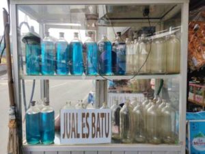 Bensin Eceran Dengan Botol Miras Membuat Pebalap WSBK Takjub Saat Jalan jalan di Bali