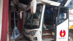 Kecelakaan Bus Tabrak Showroom Mobil di Jakarta timur