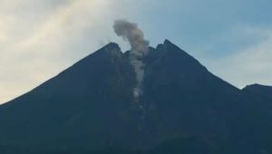 Gunung Merapi Kembali Aktif Keluarkan Awan Panas 1 Kilometer