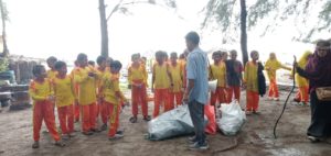 Jaga Kebersihan Pantai Sasak, SD IT Darul Hikmah Pasbar adakan Bakti Sosial