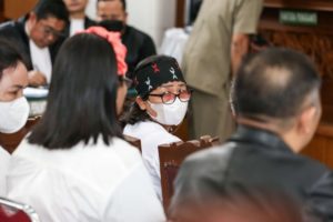 Ibu Yosua Tampak Palingkan Muka Saat Putri Candrawathi Samapikan Belasungkawa