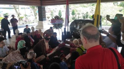 Memperingati Hari Pahlawan Sekjen PDIP Berdoa dan Tabur Bunga di Makam Ir Sukarno