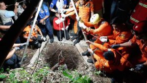 Kakek 70 Tahun Terpeleset ke Dasar Sumur yang Berisi Ular Weling