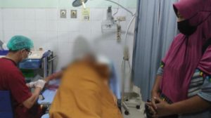 Remaja Putri di Gresik Nekat Lompat Dari Angkot Karna Tak di Hiraukan Supir Untuk Berhenti