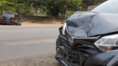 Dua Mobil Terlibat Adu Banteng di Jalan Kemang Karna Tak Perhatikan Jalan