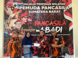 Peduli, Verry Mulyadi Salurkan Beasiswa untuk Siswa Berprestasi