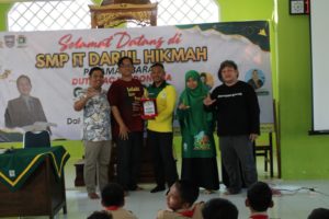 Semangat literasi, Duta Baca Indonesia Gol A Gong adakan safari literasi di SMP IT Darul Hikmah Pasbar