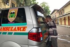 Salah Satu Suami korban Pembunuhan Nampak Mengintip Jenazah Istri dari Luar Mobil Jenazah