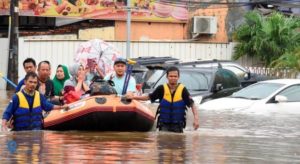 Cerita Kisah Sedih Korban Banjir Yang Rendam Puluhan Rumah di Jawa Barat