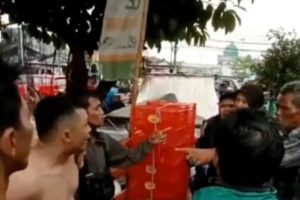Tak Terima Motor Anaknya Dirampas Seorang Ayah Nekad Menabrak Begal