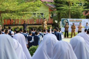 Wabup Pasbar Lepas 35 Santri SMP IT Darul Hikmah Ikuti MTC 3 ke Hotel Nuansa Maninjau