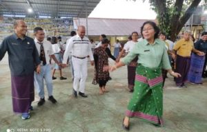 Disaat Istri Gubernur NTT Sambangi SMA Yang Masuk Pukul 5 Pagi dan Bagikan Makanan Kepada Siswa