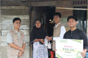 Lazis Darul Hikmah Pasbar Bagikan 400 Paket Takjil ke Warga hingga Pengendara