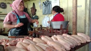 Harga Daging Ayam Naik Pedagang Sate di Semarang Kurangi Ukuran Daging