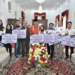 Gubernur Mahyeldi Menyerahkan Bantuan Dana Latihan Sebesar 1,1 M untuk 2 Pelatih dan 6 Atlet Andalan Sumbar