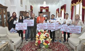 Gubernur Mahyeldi Menyerahkan Bantuan Dana Latihan Sebesar 1,1 M untuk 2 Pelatih dan 6 Atlet Andalan Sumbar