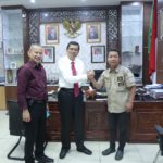 Pembina Pramuka Tuna Runggu Jalan Kaki Keliling Indonesia Datangi DPRD Sumbar