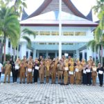 Puluhan Staff Sekretariat DPRD Sumbar Diganjar Penghargaan. 