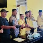 Desrizal, SKM.M.Kes Serahkan Formulir Bacalon Bupati Pasaman Ke DPD Golkar