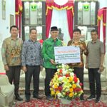 Apical Group Serahkan Bantuan Minyak Goreng Camar ke Gubernur sebagai Respons Terhadap Bencana Alam di Sumbar