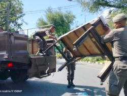 Satpol PP Tertipkan Lapak PKL Bandel di Padang