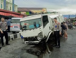 Truk Tangki Air Rebah Kuda di Kampung Kalawi, Polisi: Akibat Pecah Ban