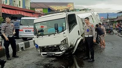 Truk Tangki Air Rebah Kuda di Kampung Kalawi, Polisi: Akibat Pecah Ban