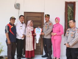 Kapolres Pasbar Serahkan Kunci Penerima Bantuan Bedah Rumah