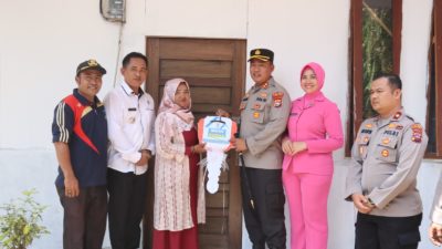 Kapolres Pasbar Serahkan Kunci Penerima Bantuan Bedah Rumah