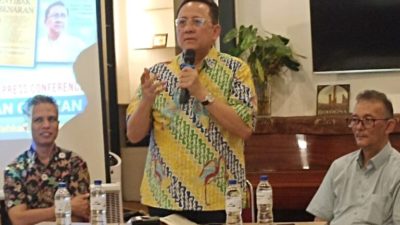 Irman Gusman Serahkan Dokumen Bukti Pengumuman Jati Diri ke KPU Sumbar