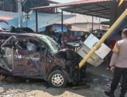 Mobil Ringsek Akibat Tertabrak Kerata Api di Batang Anai