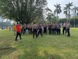 Polri Bersih-Bersih Sampah Pasca Pesta Rakyat di Monas