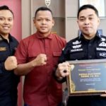 Transparansi Dalam Penanganan Kasus, Aspidsus Kejati Sumbar Hadiman Terima Penghargaan