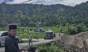 Bantu Perbaikan Jembatan Durian Kunik, Warga Ungkapkan Terimaksih ke Welly Suhery