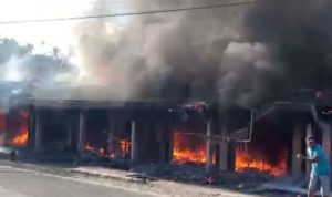 Sijago Merah Kembali Mengamuk, Hanguskan Lima Bangunan Pertokoan Di Pasar Kumpulan