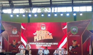 Debat Perdana Pilkada Pasaman 2024, Diserang Secara Verbal, Welly-Anggit Tetap Santun