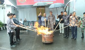 Kejari Pasaman Musnahkan Barang Bukti Perkara Tindak Pidana Umum Yang Telah INKRACHT