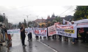 Tuntut Percepatan Kasus Korupsi Dana Malampah, Massa Datangi Kejari Pasaman